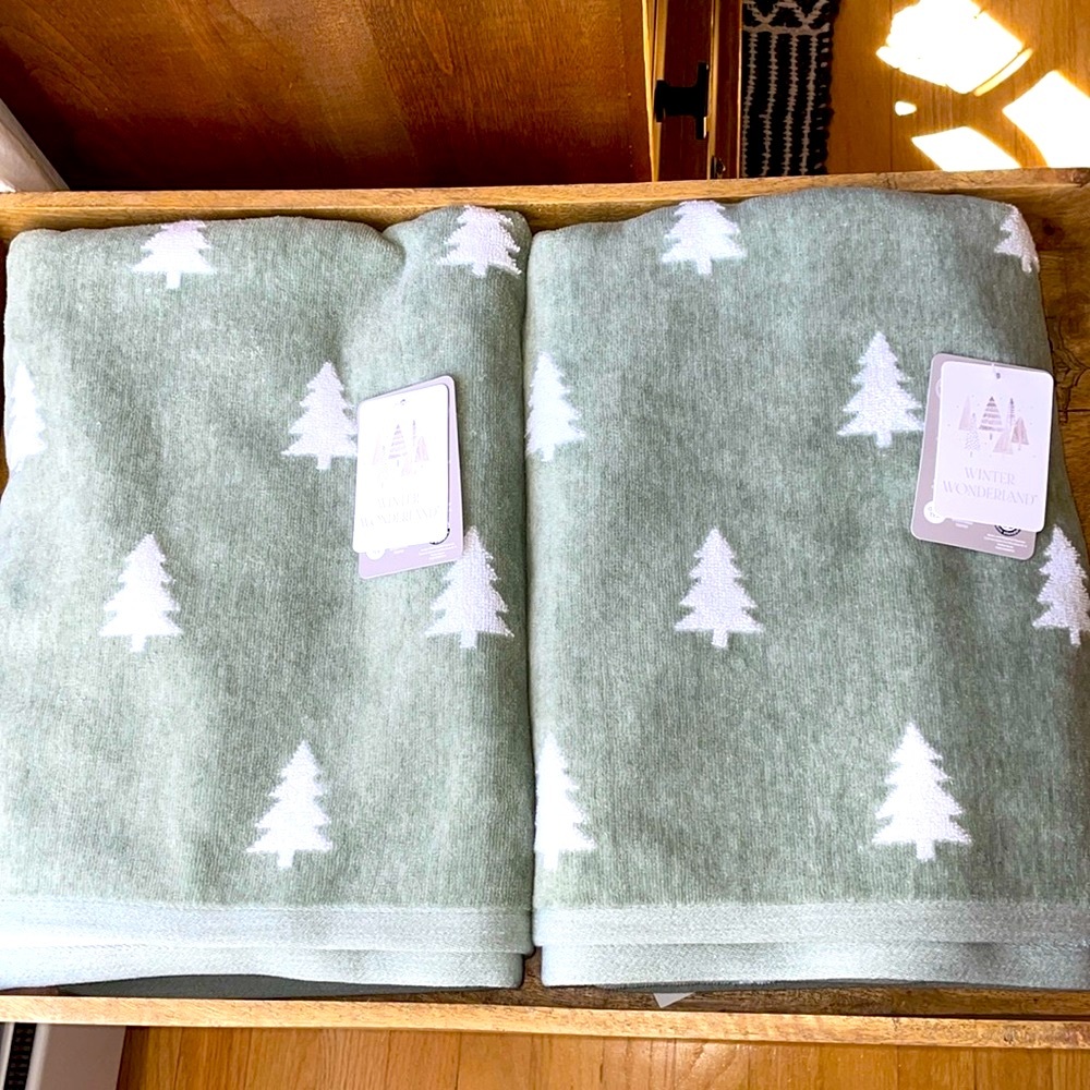 🌲Holiday Bath Towel Set 🌲 NWT! Perfect for the entire winter season ❄️ - Picture 6 of 15